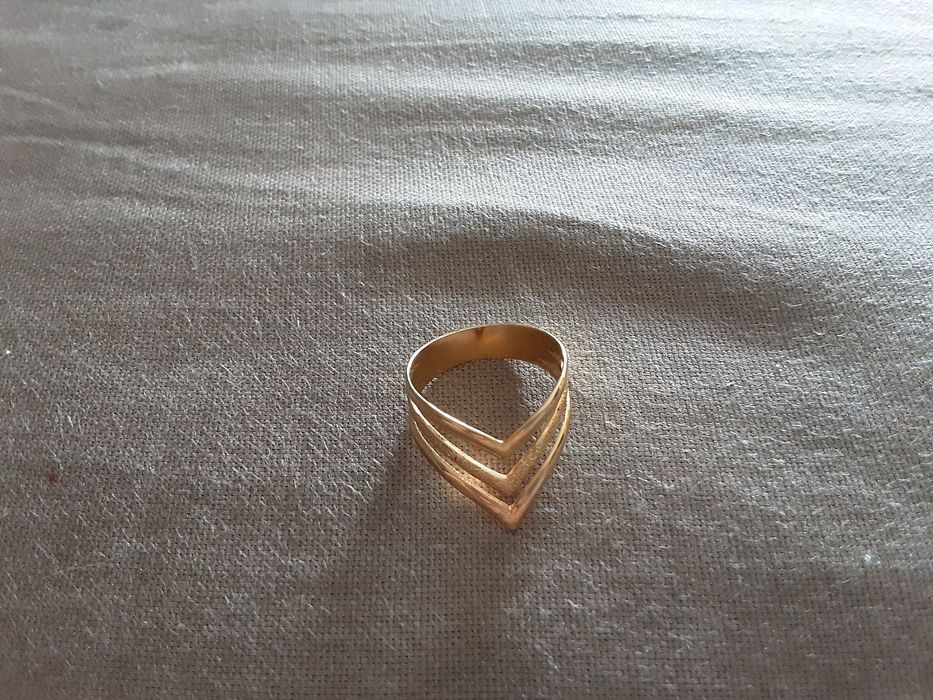 Colar novo com pedras, muito bonito em tons de rosa e roxo e anel