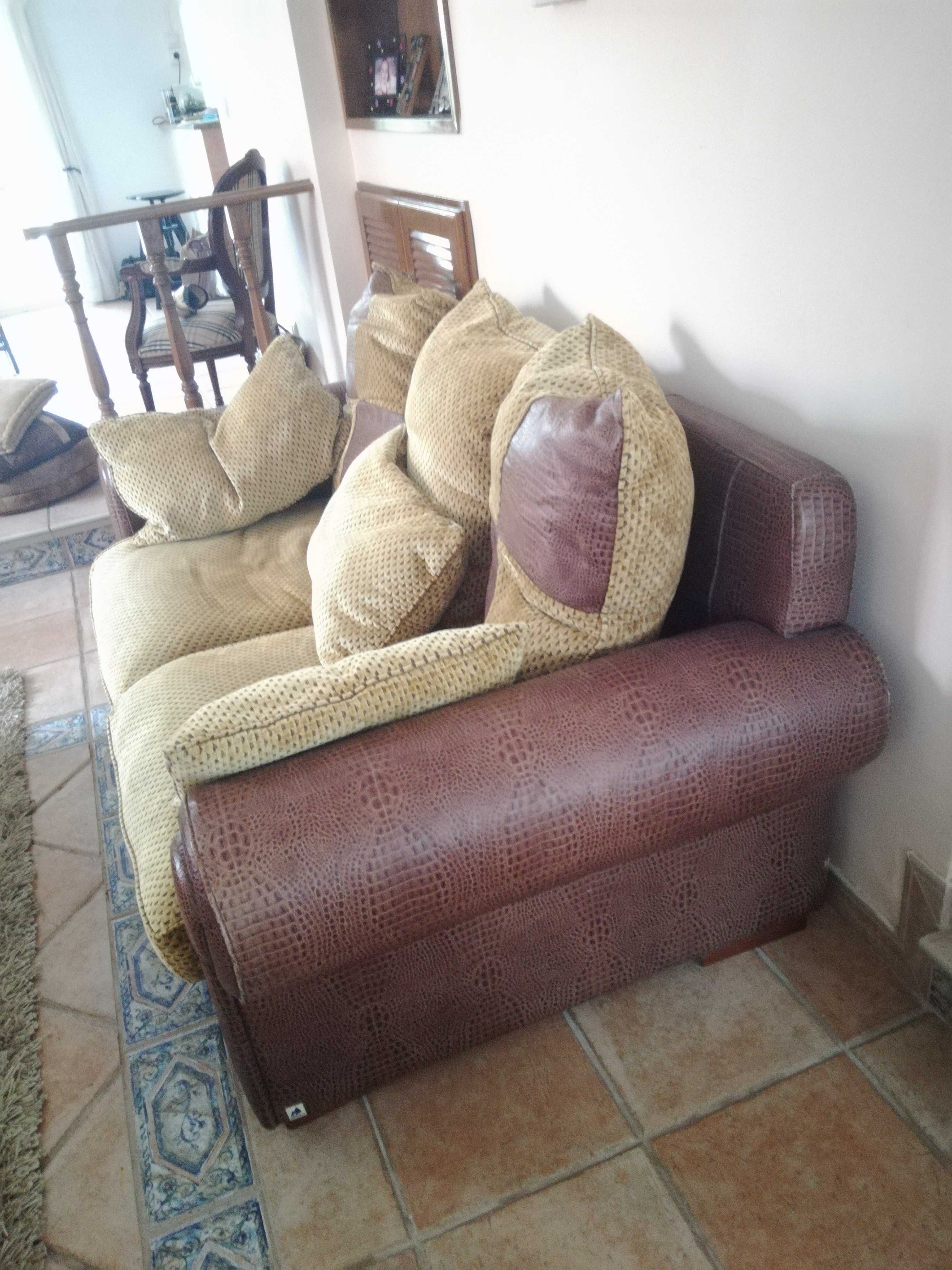 Conjunto de sofás de 3 e 2 lugares em pele e tecido