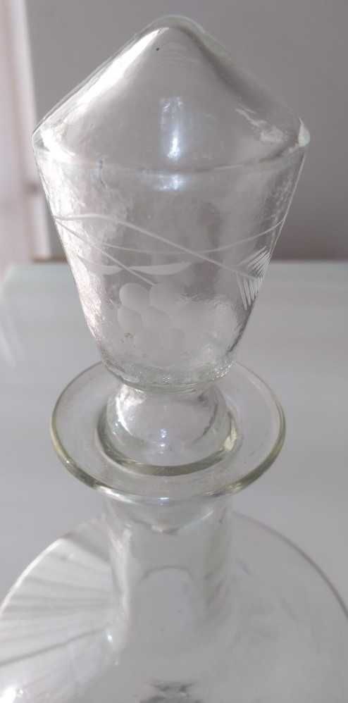 Garrafa em vidro incolor lapidado com parra e uvas