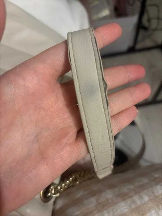 Torebka beżowa ze złotym łańcuszkiem Sinsay