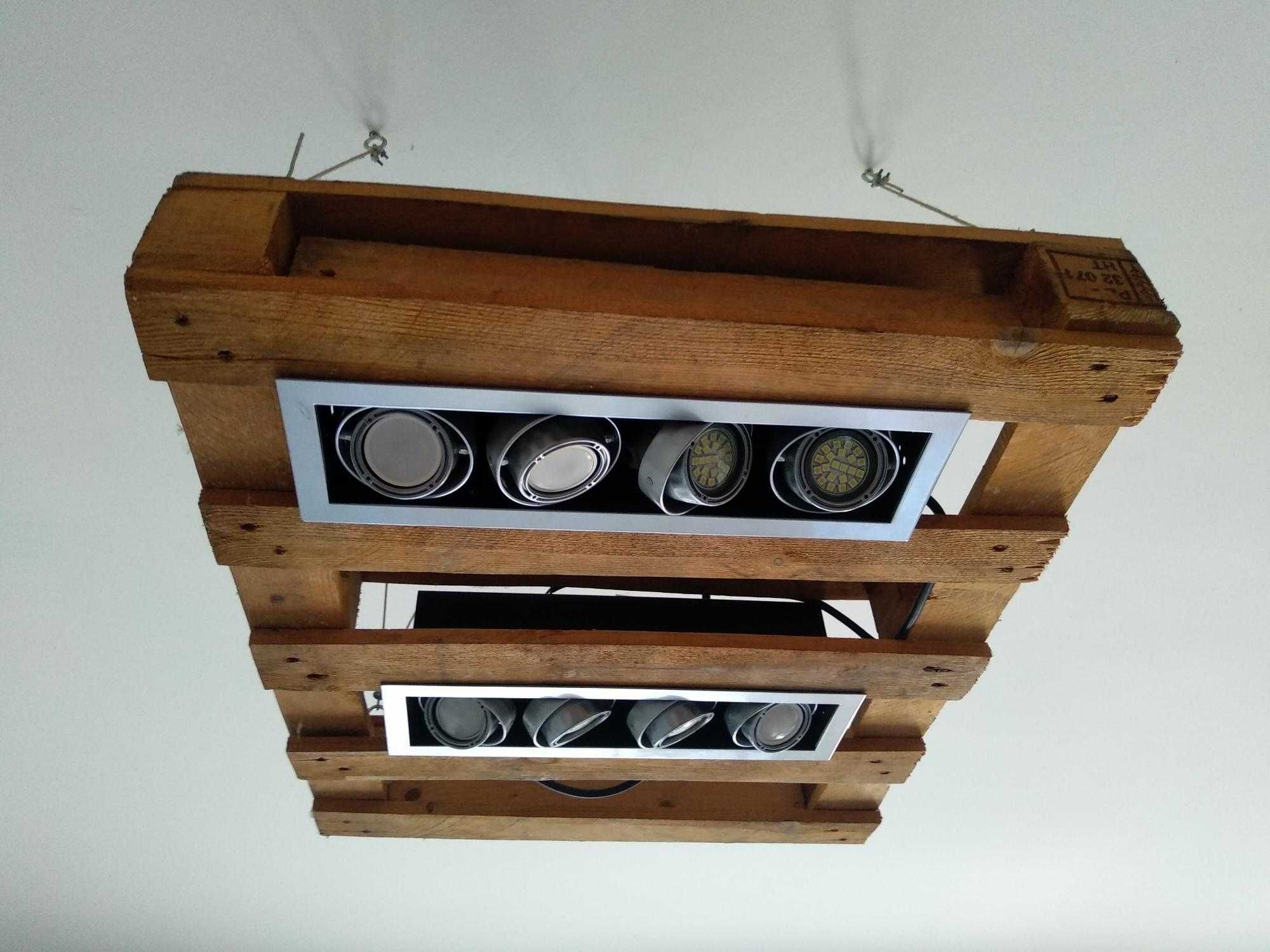 Projetores de luz encastrados em paletes para tecto.