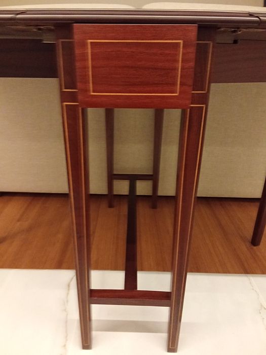 Mesa Holandesa nova em madeira maciça de mogno com embutidos