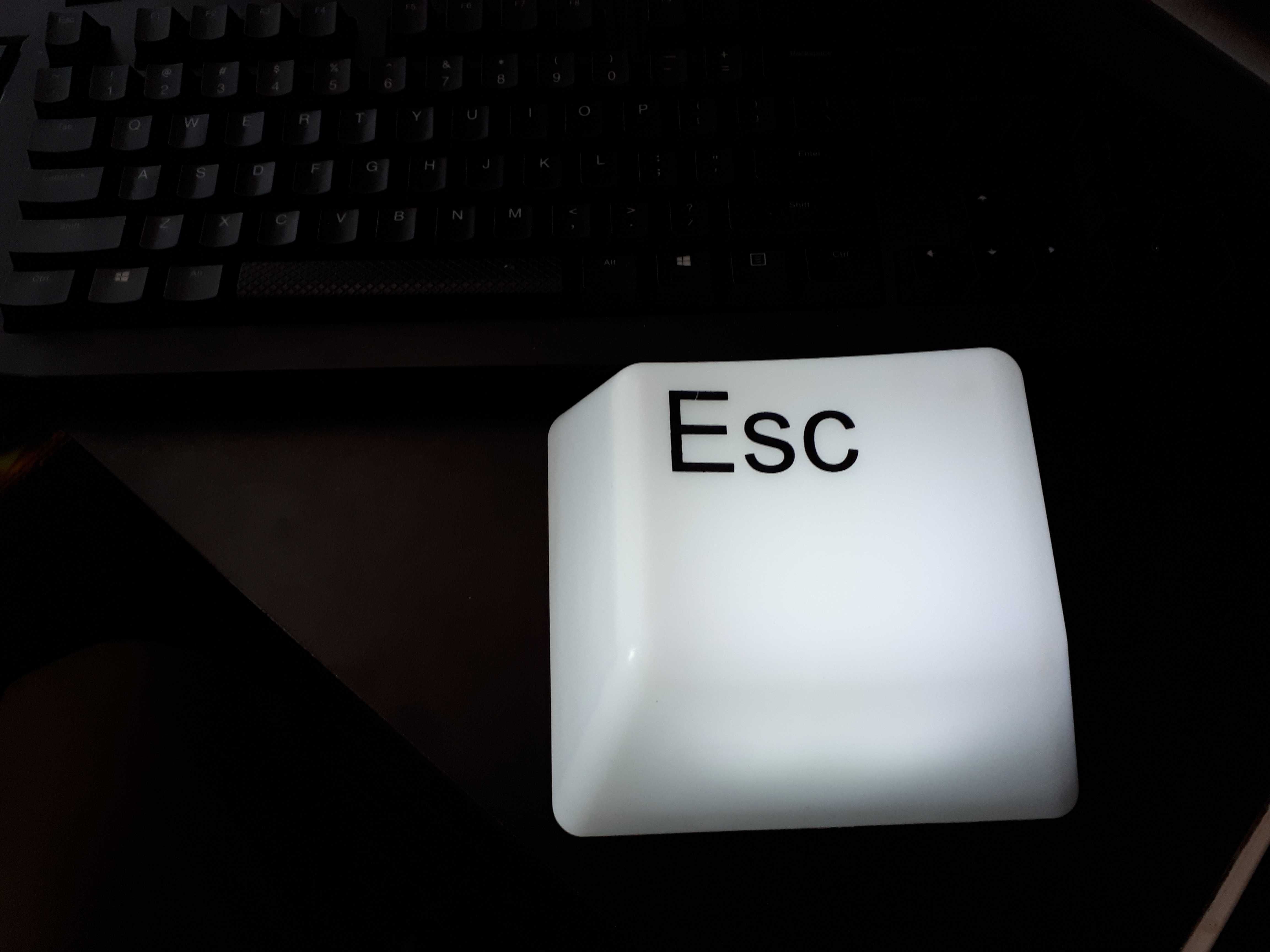 Lampka przycisk klawiatury Esc  swietny gadżet