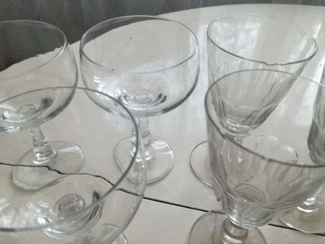 Szkło: kieliszki różnego rodzaju, literatki, szklanki z PRL-36 szt
