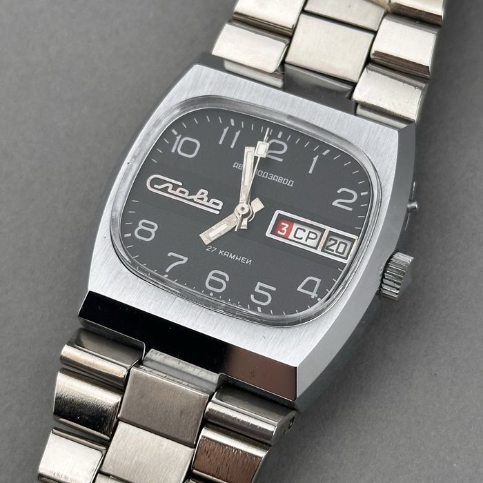 Zegarek vintage Slava – Tank | czarna tarcza | dzień + data | USSR