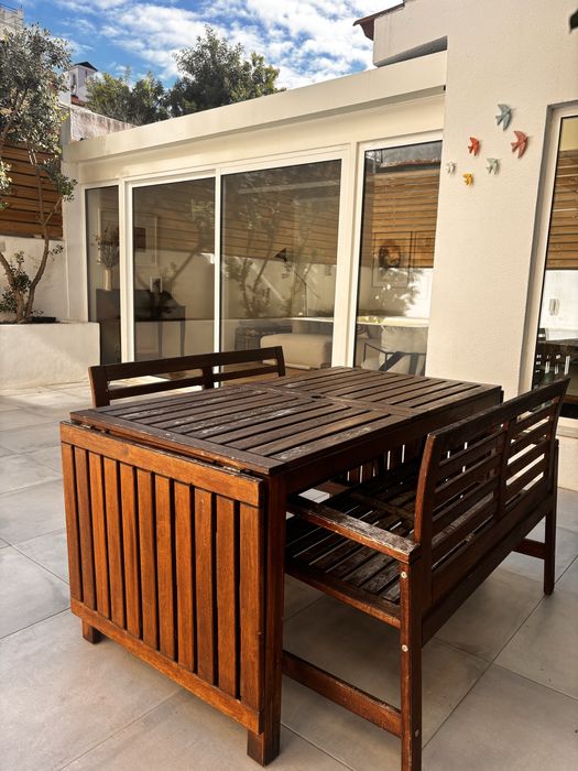 Conjunto mesa e bancos de jardim