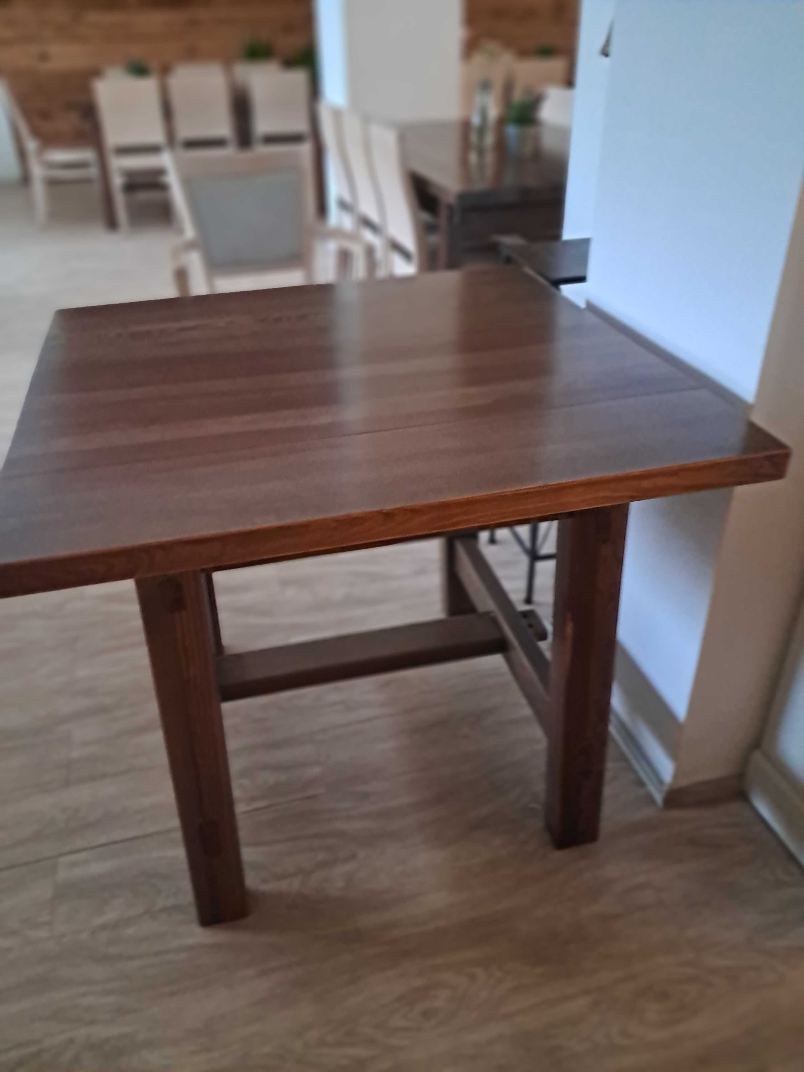 Stół drewniany czteroosobowy lub sześcioosobowy