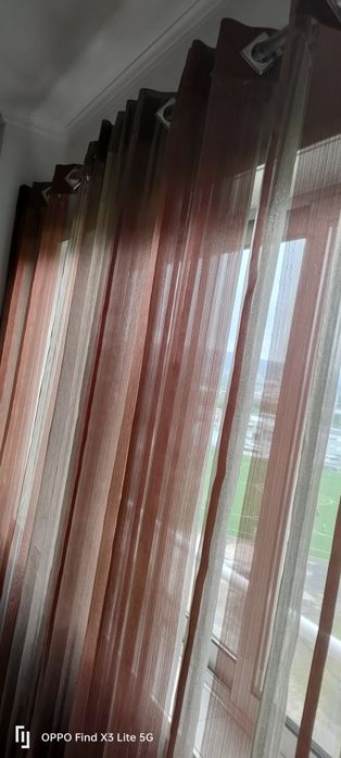 Cortinado castanho com fio dourado.