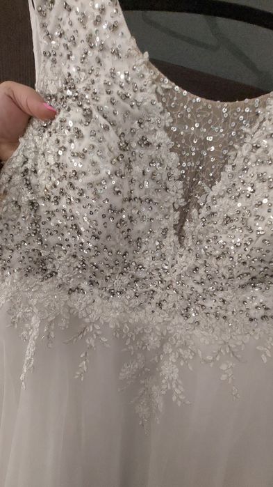 Biżuteryjna suknia ślubna plus size