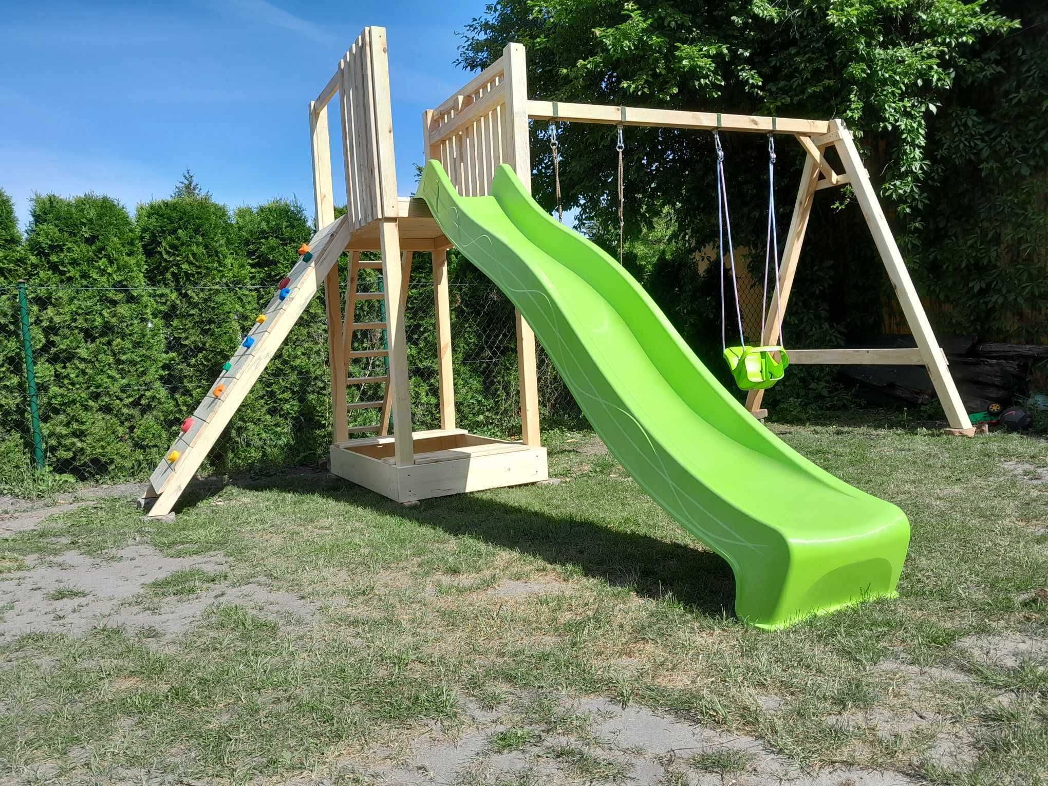 Drewniany plac zabaw, domek dla dzieci, zjeżdżalnia, huśtawki