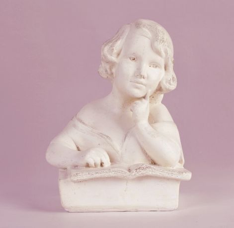 Figura dziewczynki z książką, rzeźba