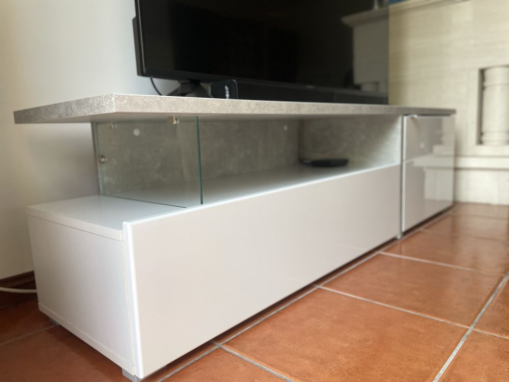 Móvel de TV moderno em branco e cinzento