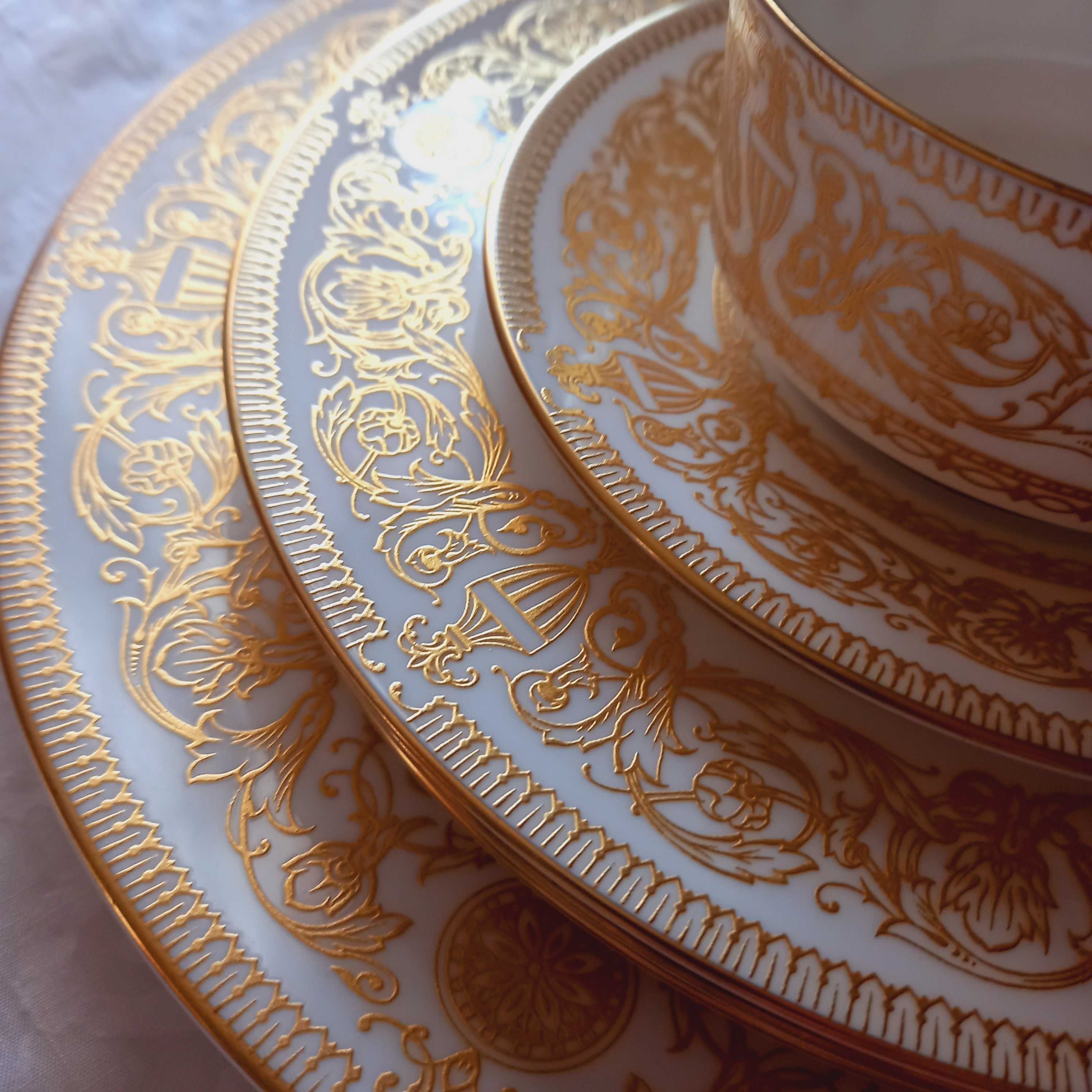 Prezent Porcelana obiadowa- złoty Hyde Park - Royal Worcester Rzadkość