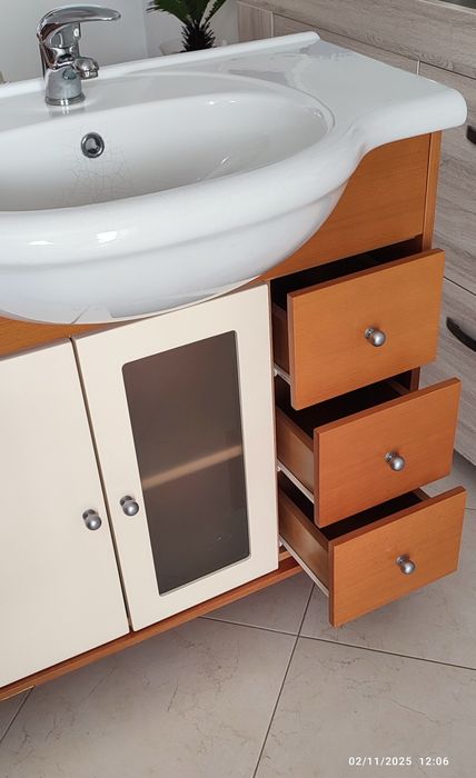 Móvel de WC em cerejeira com lavatório de cerâmica, torneira e válvula