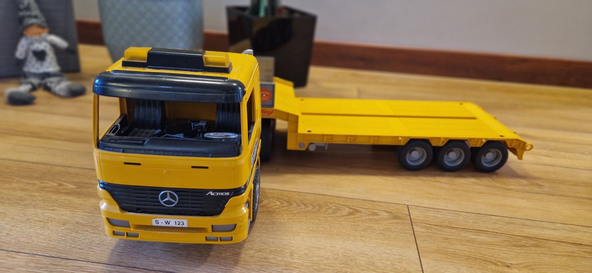 Ciężarówka Mercedes dla dzieci