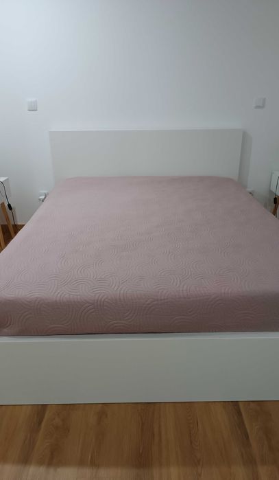 Cama branca ikea