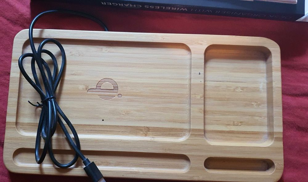 Organizer biurkowy z ładowarką bezprzewodową. Nowy. Na prezent.