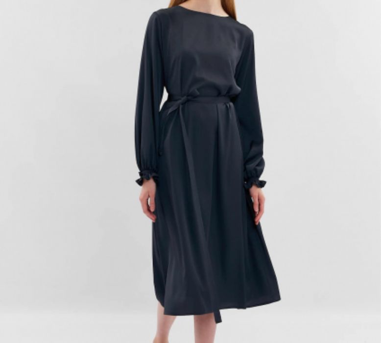 Чорна атласна сукня
