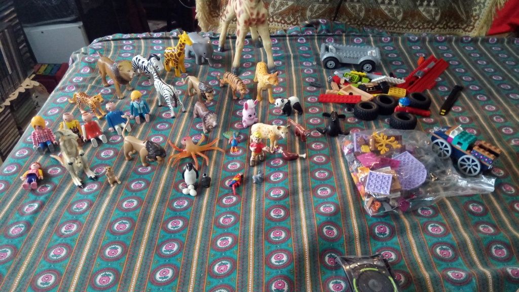 Brinquedos vários e bonecos de coleção
