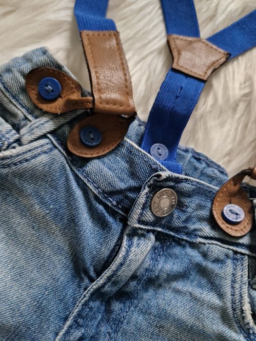 Spodnie jeansowe H&M z regulacją w pasie i szelkami r 68