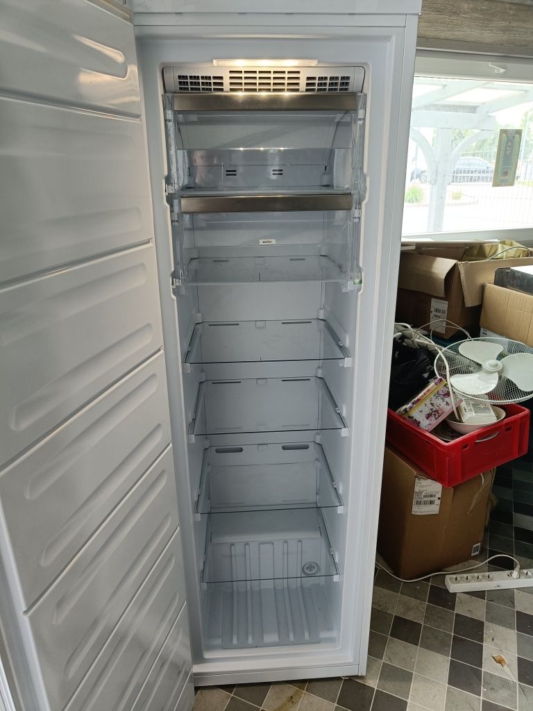 Sprzedam zamrażarkę WHIRLPOOL UW8 F2D WBI N no frost 6 sense