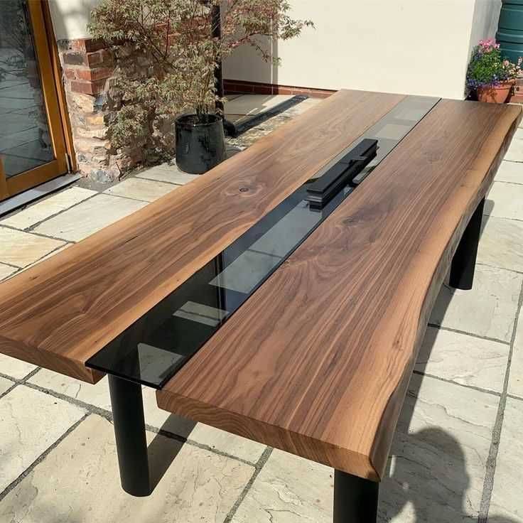 Stół z litego drewna i szkła – unikatowy stół „river table”