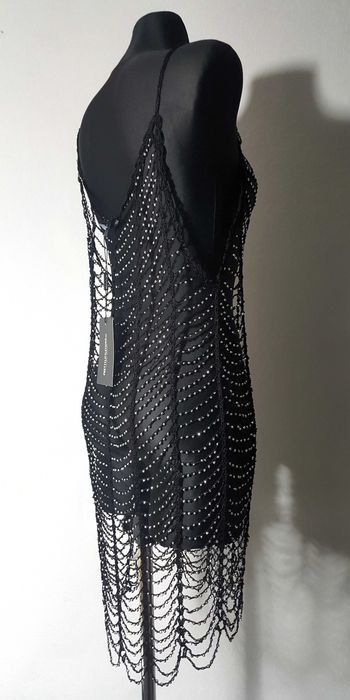 PrettyLittleThing Czarna siateczkowa sukienka z koralikami Glamour 38