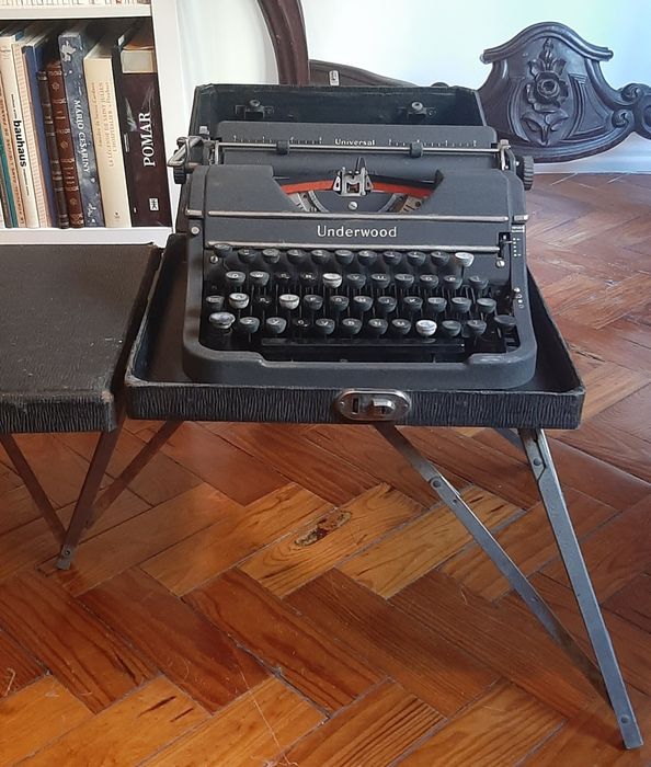 Máquina de escrever Underwood com suporte em tripé articulado. Rara