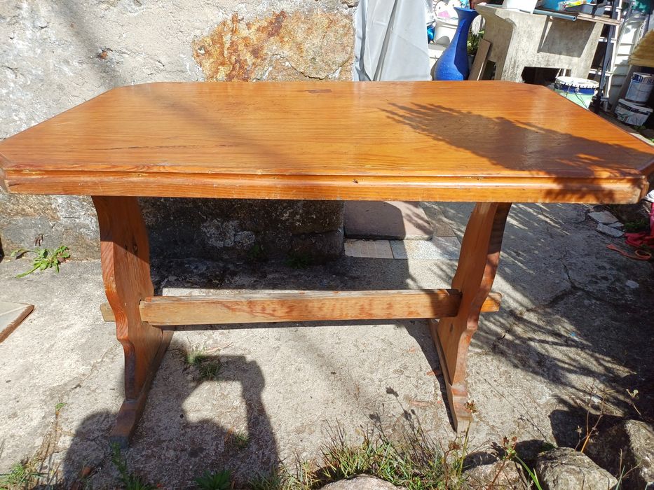 Mesa de madeira antiga