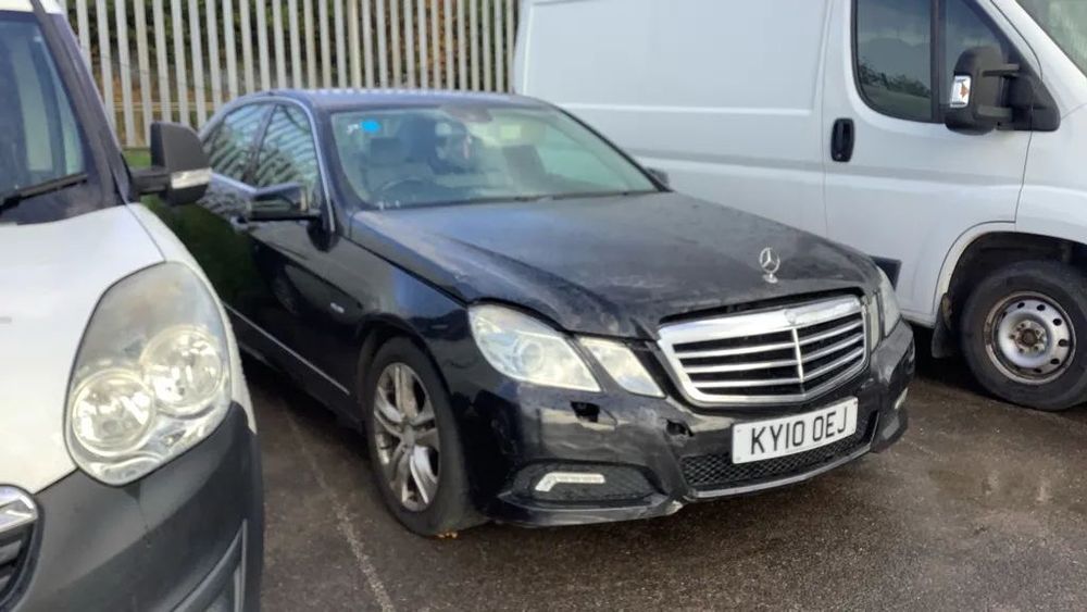 Mercedes-Benz Klasa E Anglik , kierownica z prawej strony