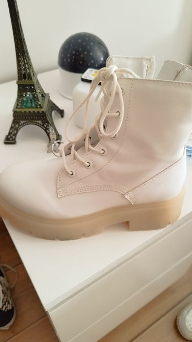 Bota branca tamanho 35