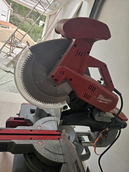 Serra meia esquadria milwaukee