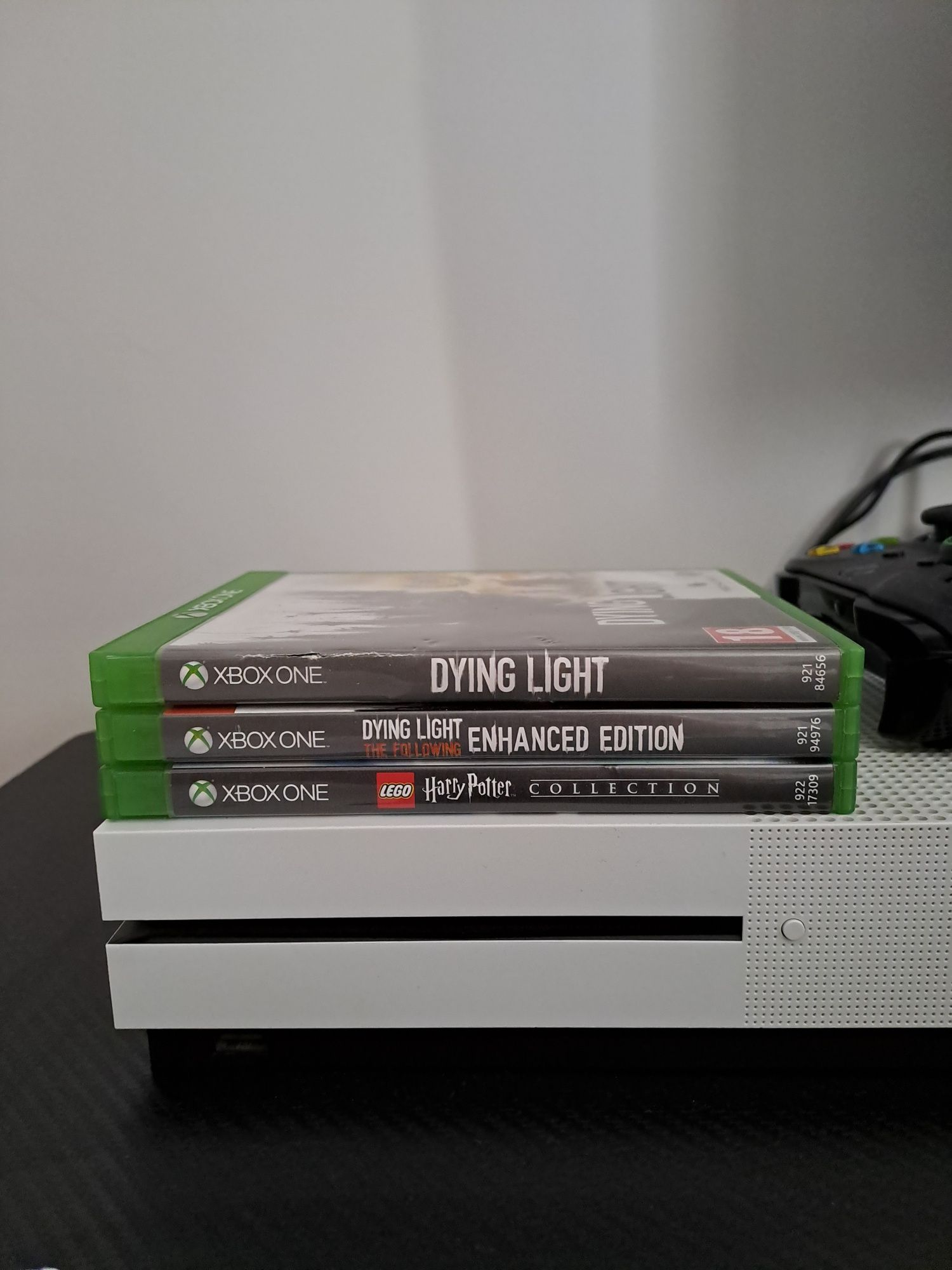 Xbox One S + 2 pady i Gry
