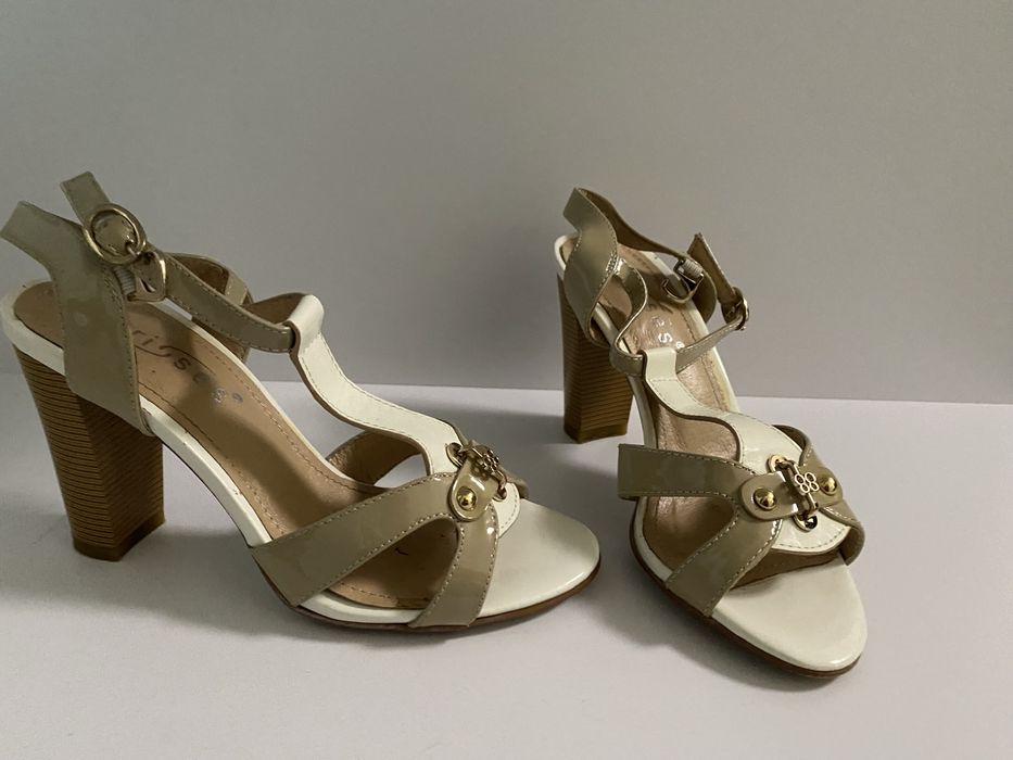 Босоніжки на каблуку фірми Erises