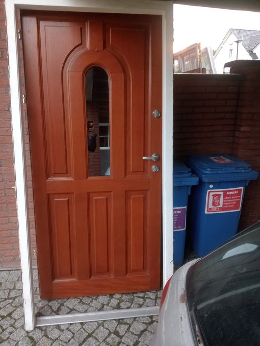 Drzwi wejściowe w idealnym stanie