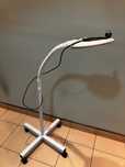 Lampa lupa na stelażu