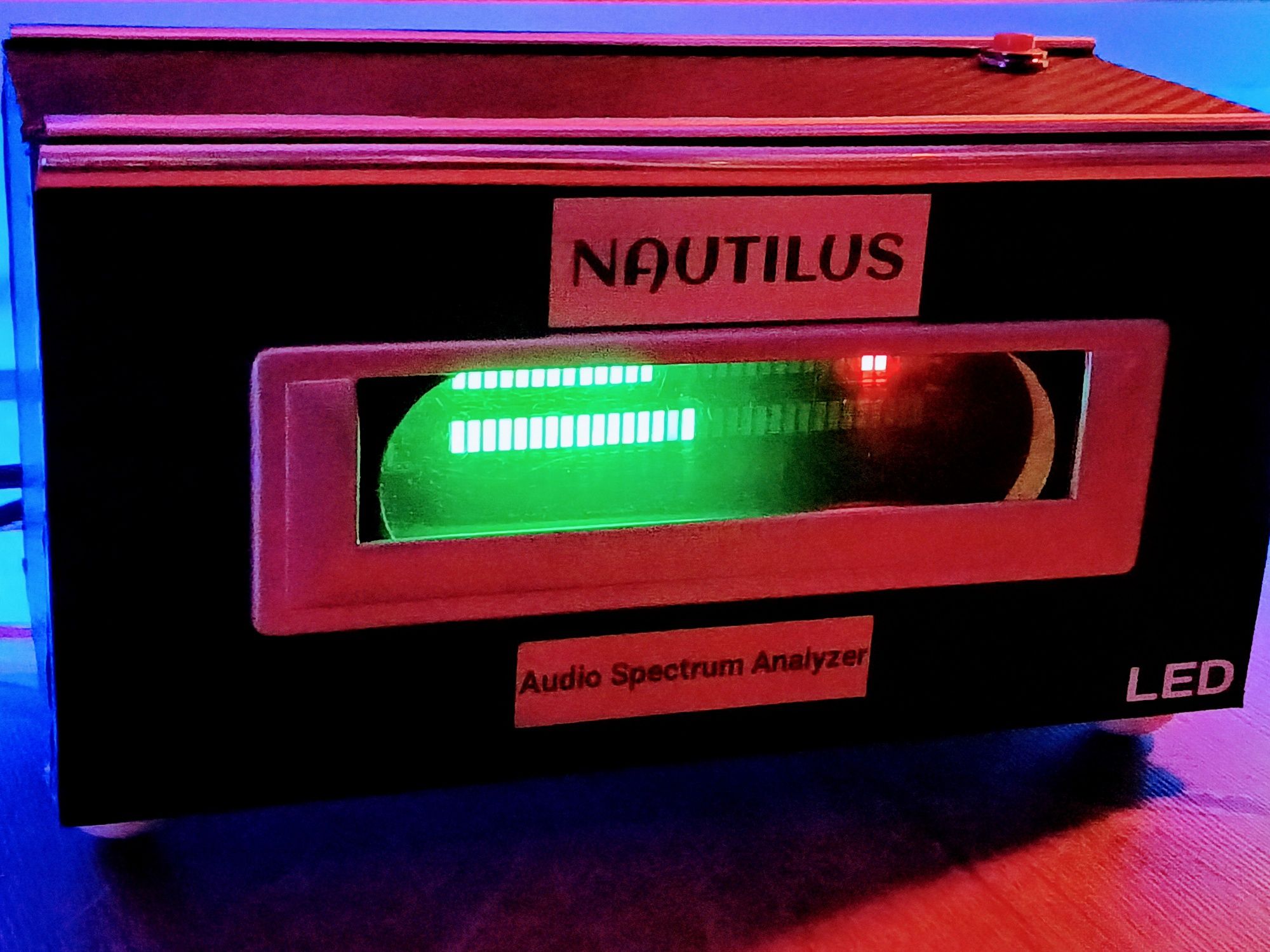 Nautilus - stereofoniczny wskaźnik LED wysterowania sygnału audio.