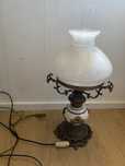 Lampa stojaca z bialym kloszem