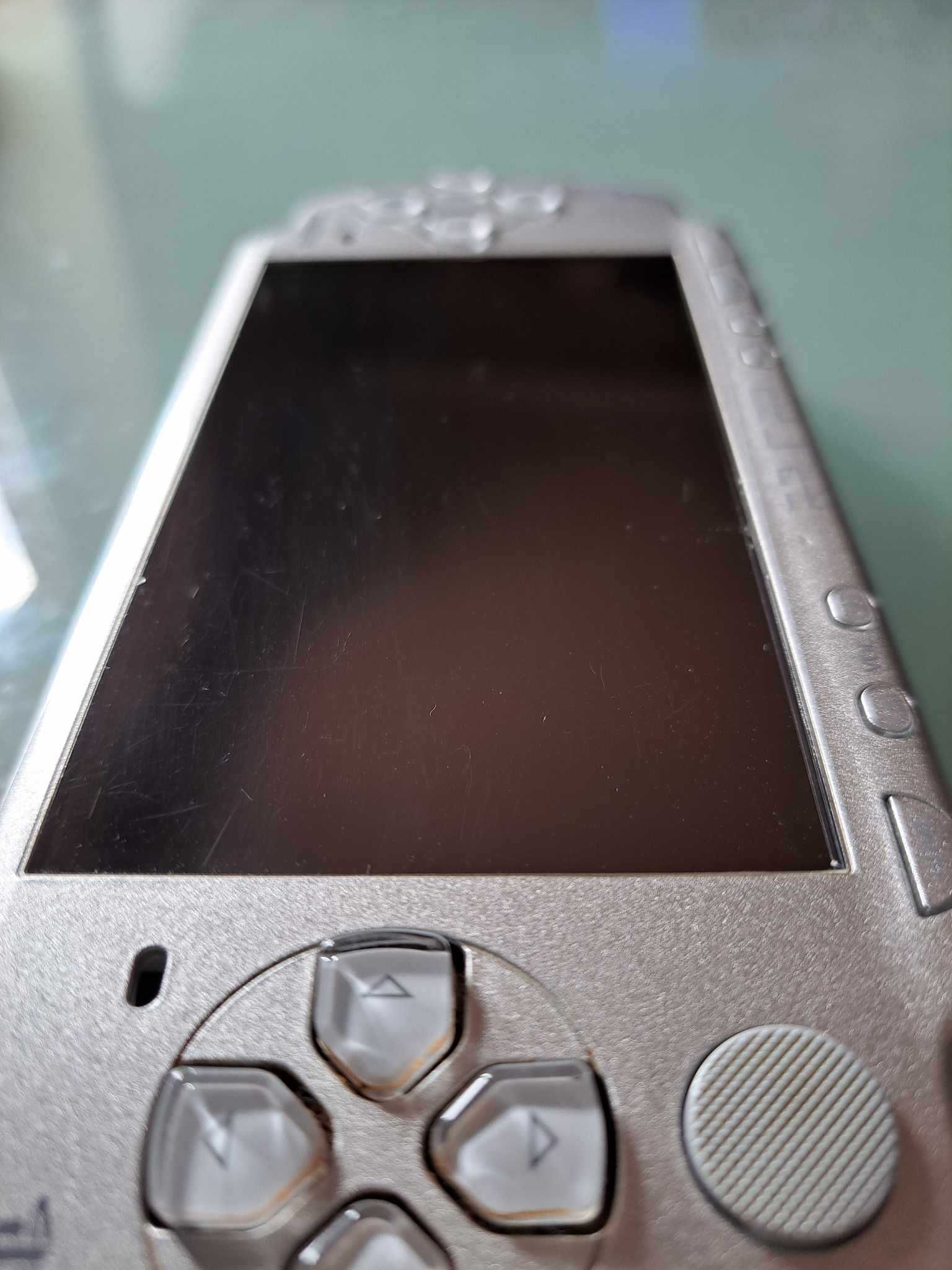 Konsola Sony PSP 2004 silver + 7 gier