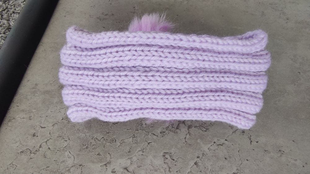 Fioletowa opaska z pomponem