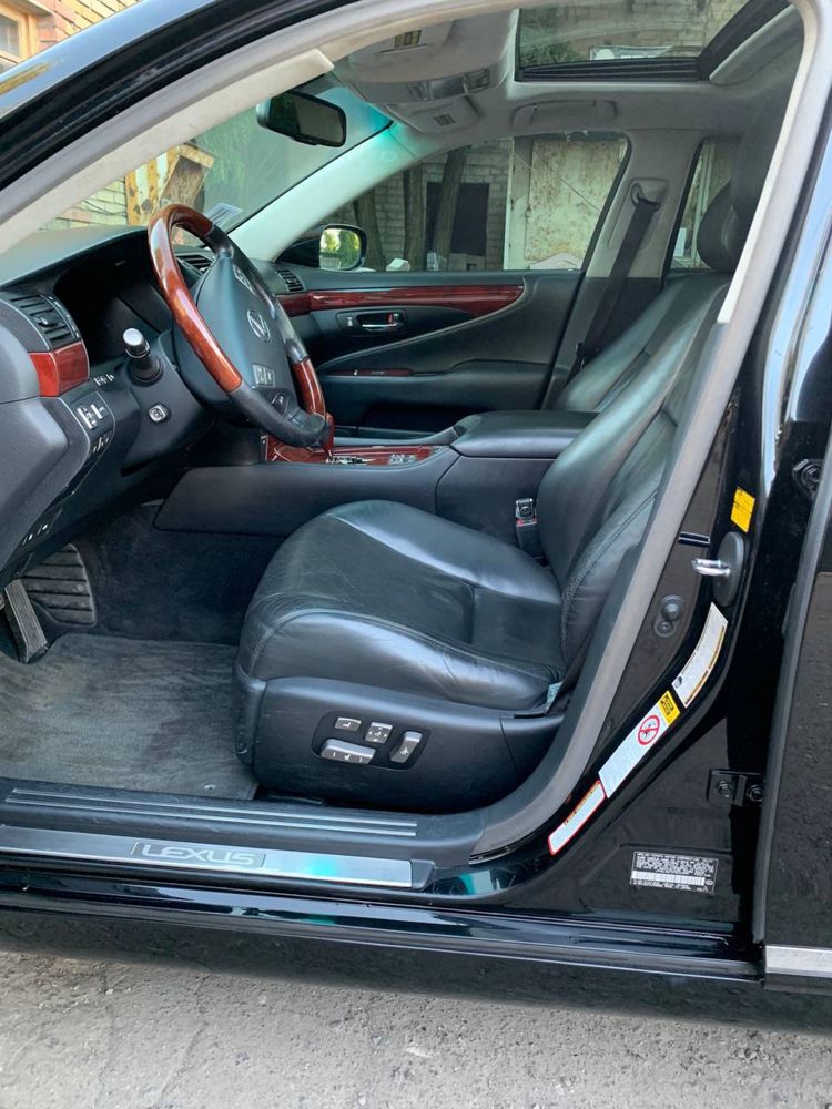 Продам Lexus LS460L