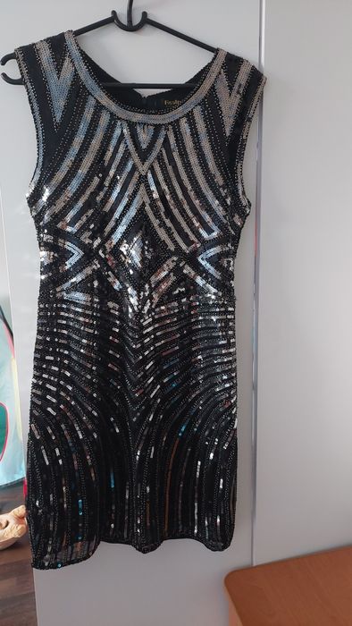 Śliczna sukienka cekinowa L