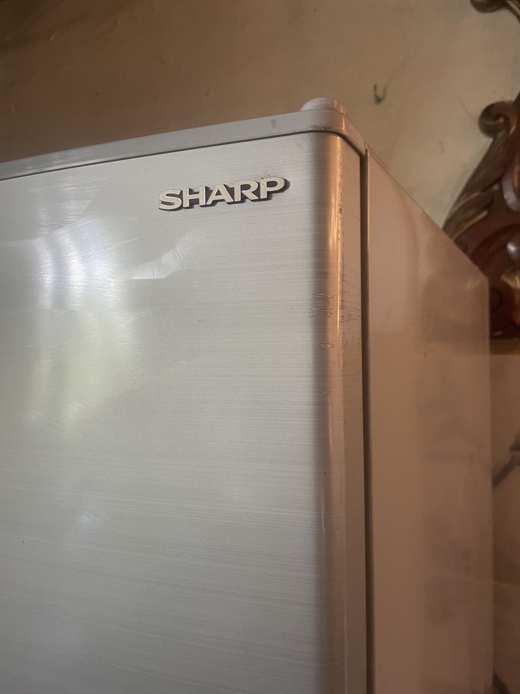 lodówka sharp silver zamrażarka u góry z tacką na lód