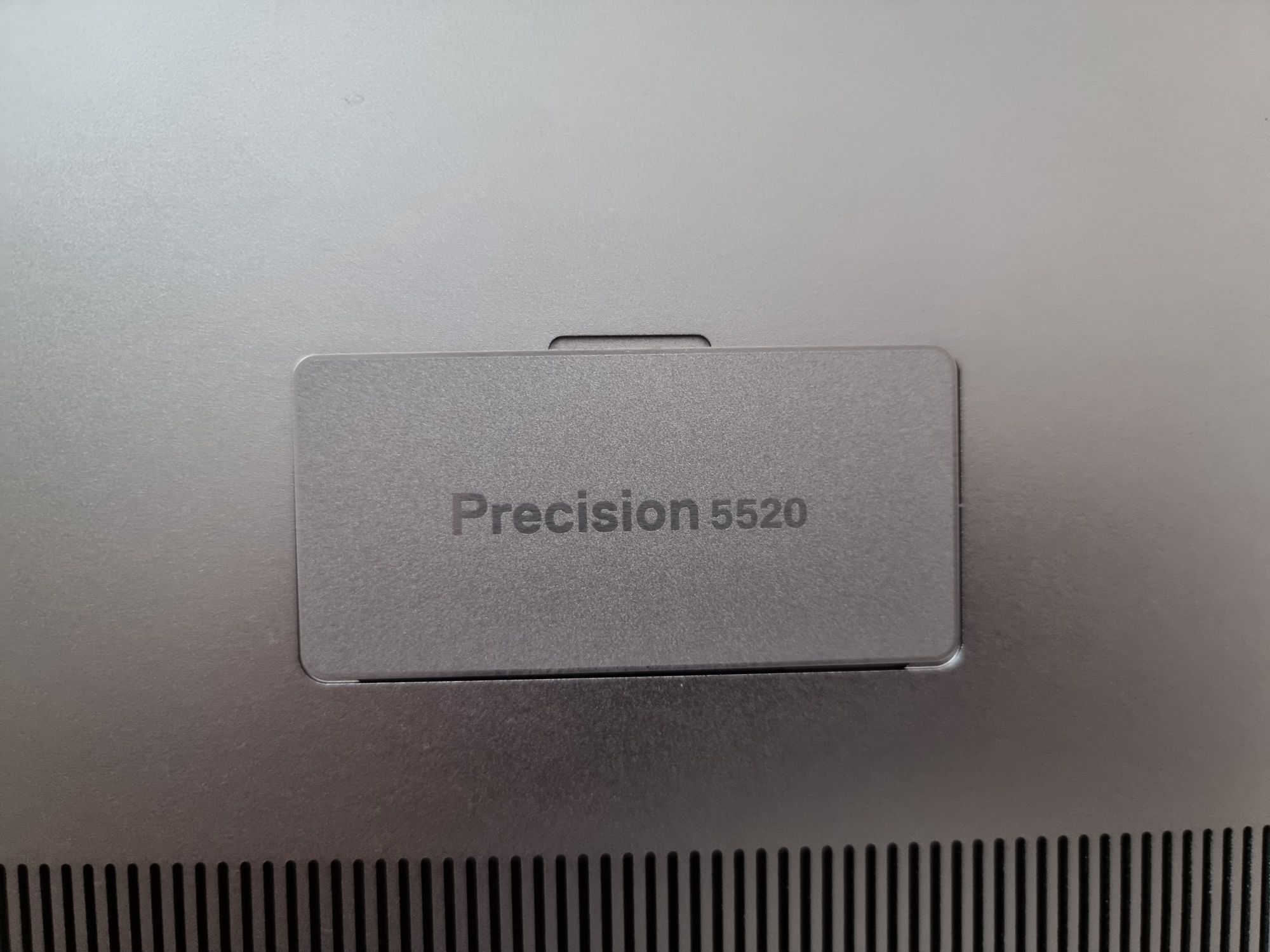 Dell Precision 5520 IPS Xeon E3-1505M 16GB Nvidia Quadro M1200 256GB