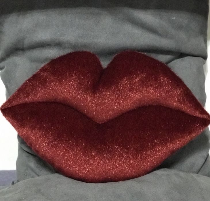 Подарунок на Новий рік сувенір декор аксесуар подушка з хутра губи поц