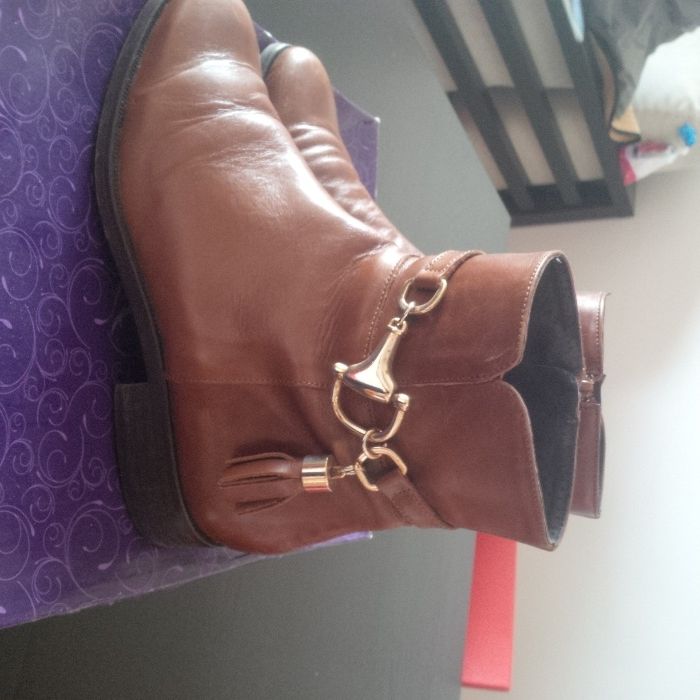 Botins em pele, em cor camel