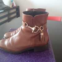 Botins em pele, em cor camel