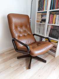 fotel w skandynawskim stylu skóra  podłokietniki drewniane obrotowy