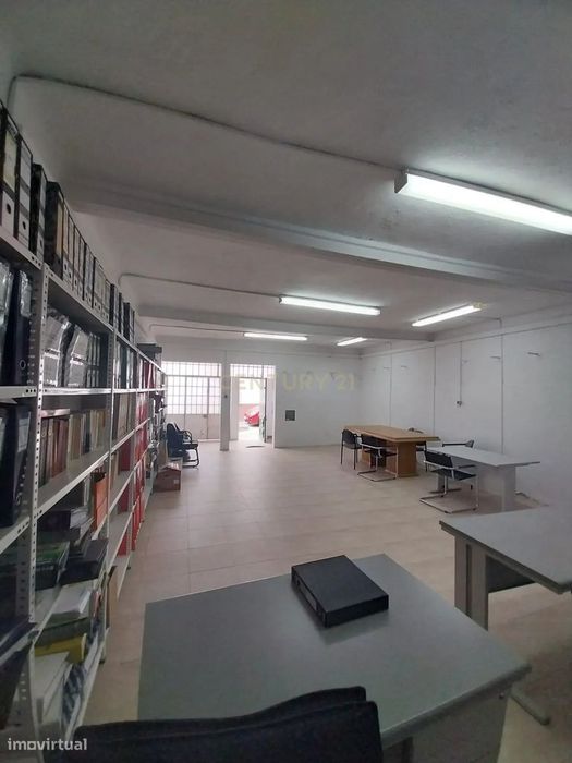 Loja R/ch inserida dum prédio de habitações de 1º e 2º andares.