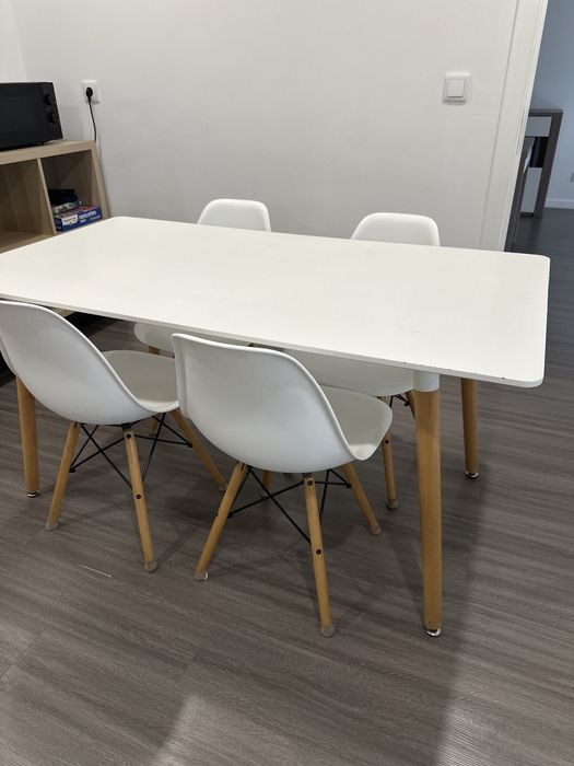 Vendo mesa com 4 cadeiras cor branco
